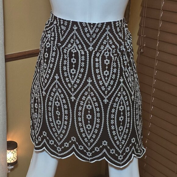 LOFT Black & White Embroidered Scalloped Mini Skirt Easter / Spring sz 4 - Picture 2 of 8